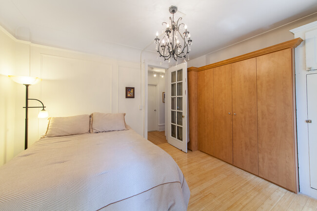 Building Photo - 127 W 82 St