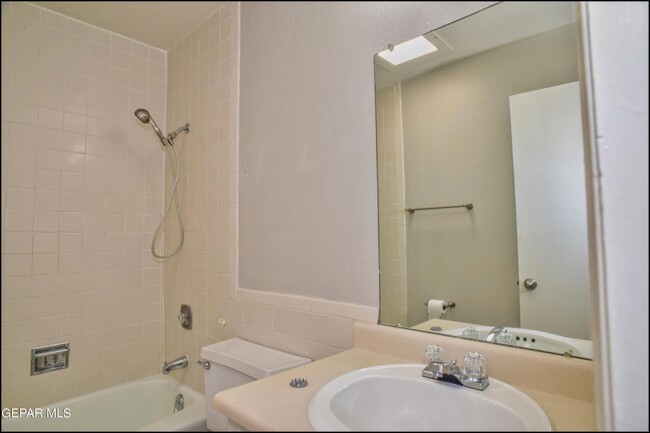 Building Photo - 10415 Ashwood Dr