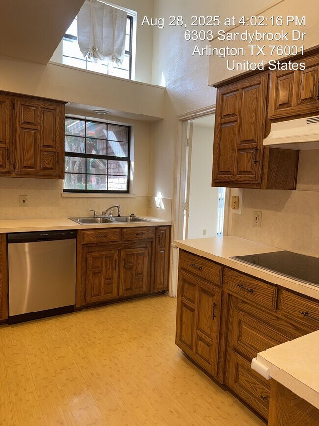 Building Photo - 6303 Sandybrook Dr