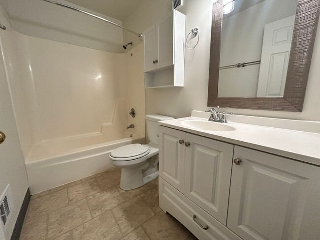 Building Photo - Beautiful 3 BR Townhome in Lovely North Hills Location! CALL TODAY !