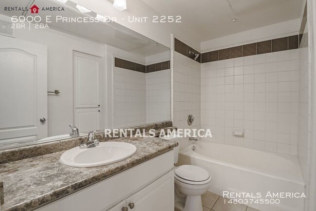 Building Photo - Beautiful Condo in Larronata