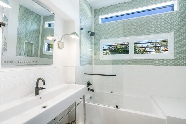 Building Photo - 2801 Flamingo Dr