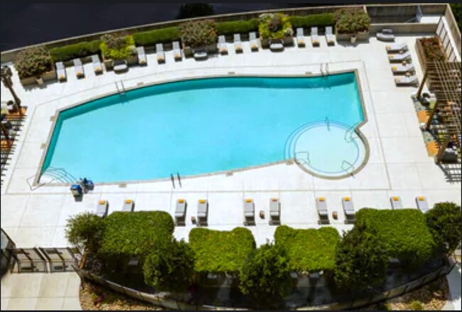 Pool aerial view - 400 W Peachtree St NW