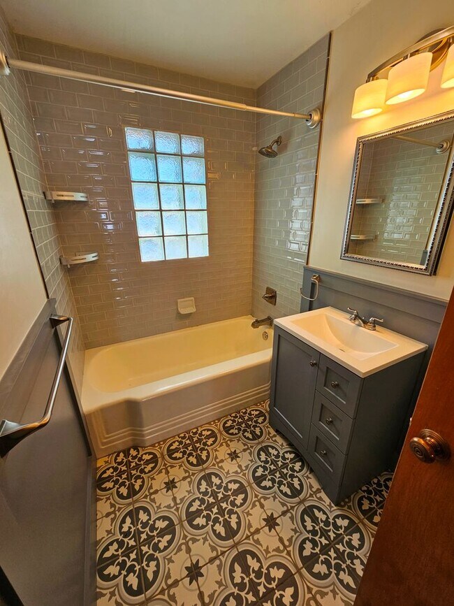 Building Photo - Beautiful Retro 3 Bd/2Ba Home Ready Lookin...