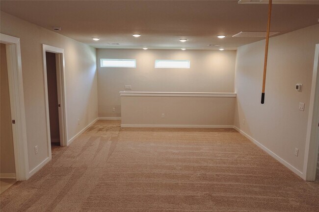 Building Photo - 16 Courageous Side Way