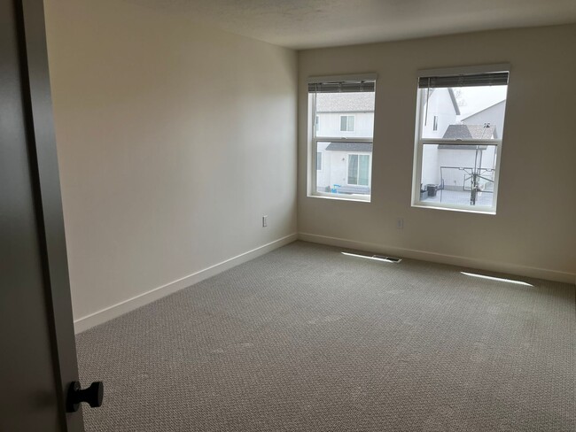 Building Photo - GET $1000 OFF THE FIRST MONTHS RENT!!!
