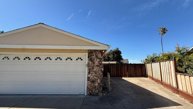 Building Photo - 672 Swallow Dr
