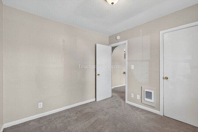 Building Photo - 7349 SE Evergreen St