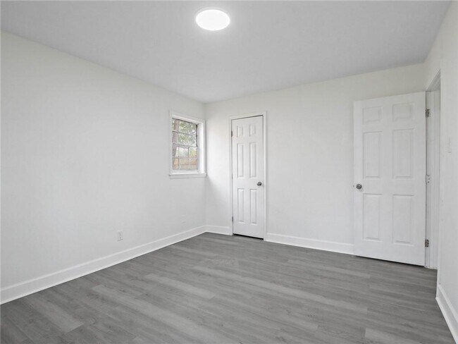 Building Photo - 526 Woodlore Dr