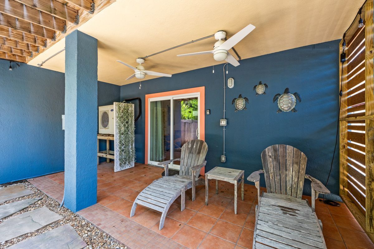 Building Photo - 1118 E Esperanza St