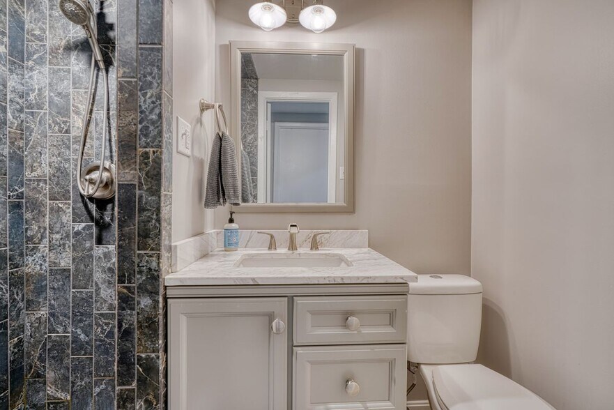 Building Photo - 18 Collis Ct