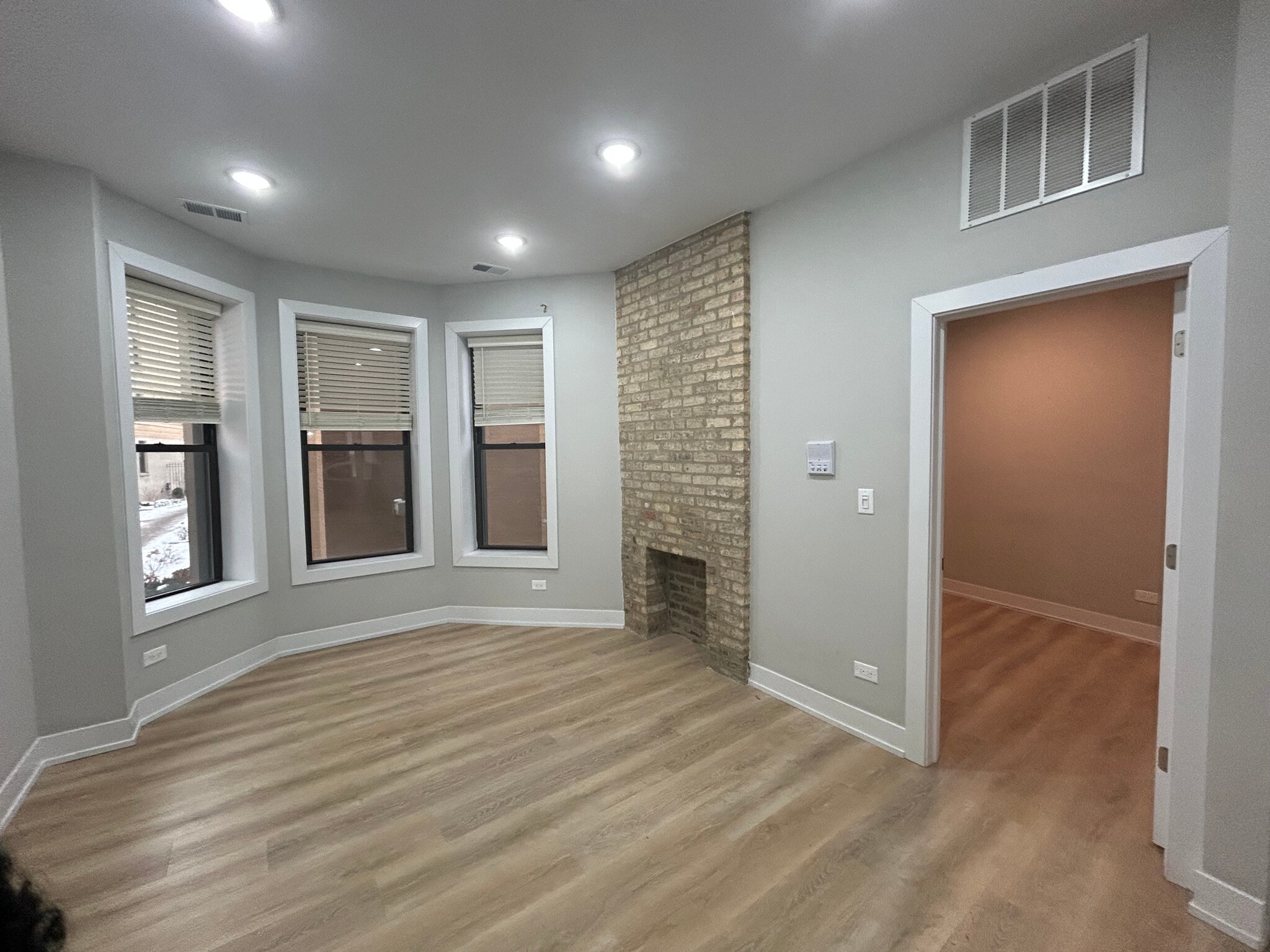 Building Photo - 423 W Belden Ave