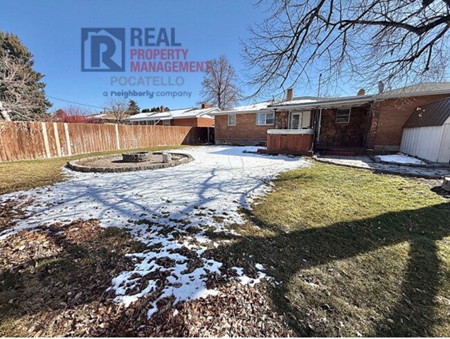 Building Photo - 3 bed 2 bath house - 1 car garage - PET FRIENDLY