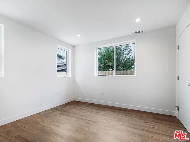 Building Photo - 334 Alexandria Ave