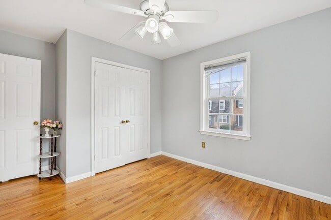 Building Photo - Beautifully maintained townhome on a quiet cul-de-sac in Springfield!