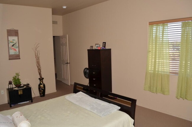 Building Photo - 3 Bedroom Eastside Townhome
