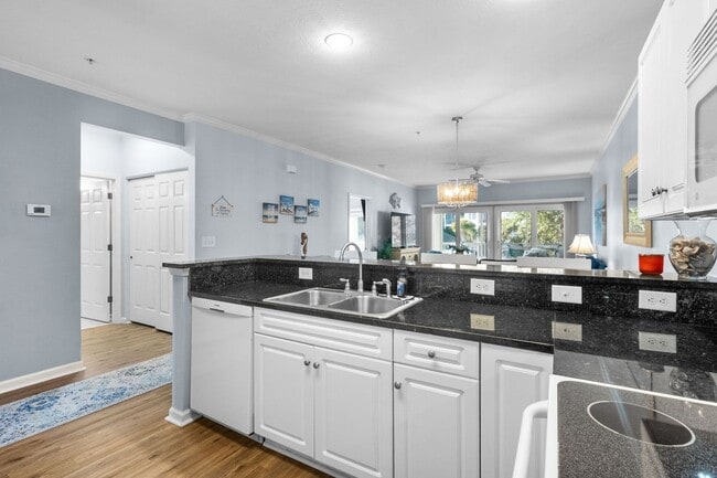 Building Photo - Spacious 3BR Condo in Gated Ocean Keyes