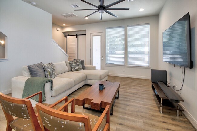 Building Photo - 1909 Maury St