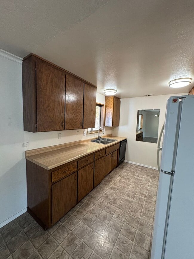 Building Photo - Canyonville 3 Bedroom 2 Bath with Garage a...
