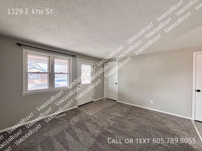 Building Photo - 1329 E 4th St