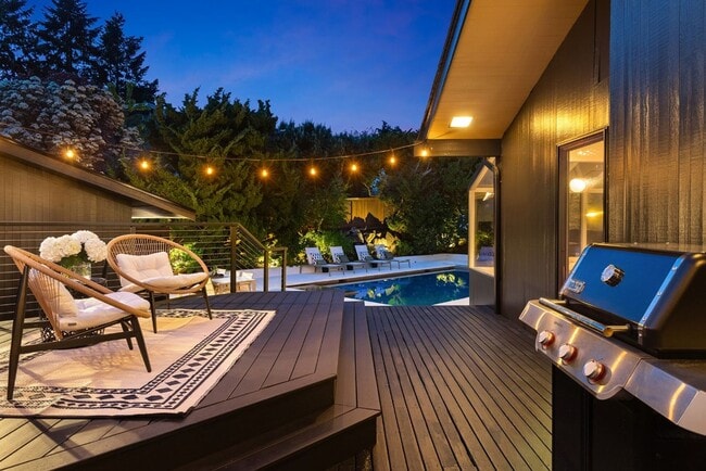 Building Photo - 3Bd/3.5Ba Clyde Hill Home