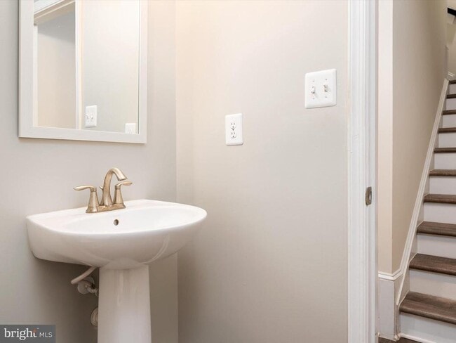 Building Photo - 1221 Orchid Rd