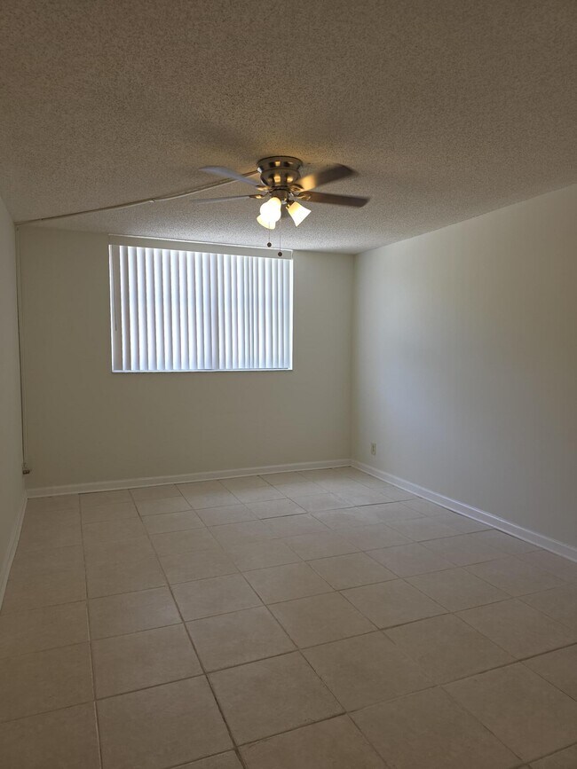 Building Photo - 470 Executive Center Dr