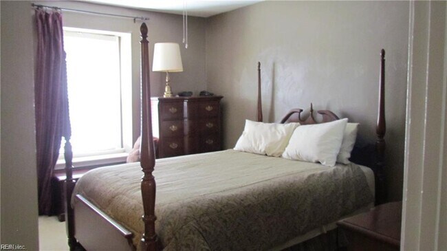 Building Photo - 350 San Roman Dr