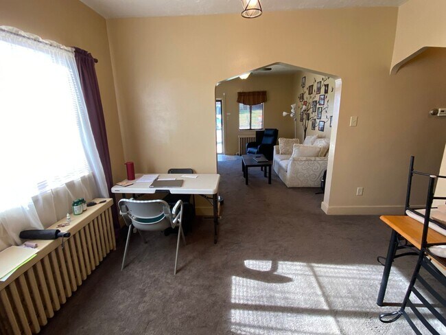 Building Photo - Charming 5 Bed 2 Bath House in Carnegie!