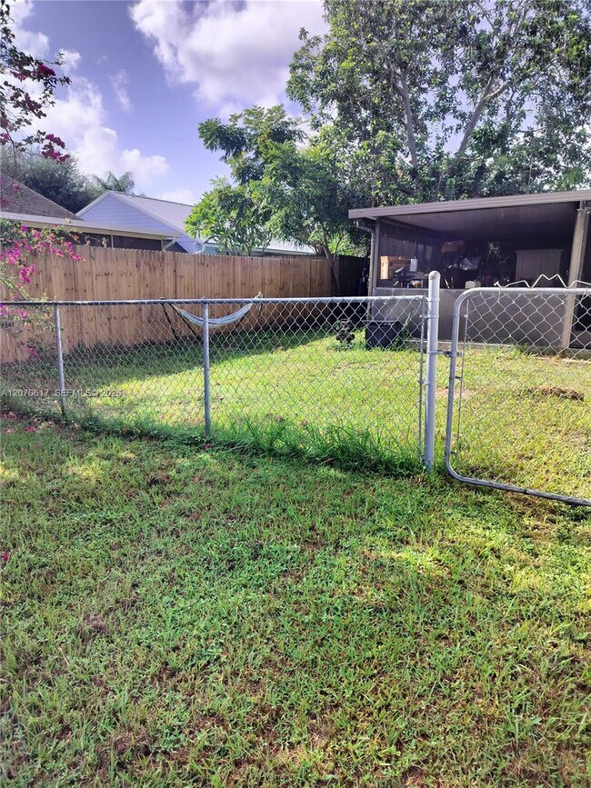 Building Photo - 213 Woodbridge Dr
