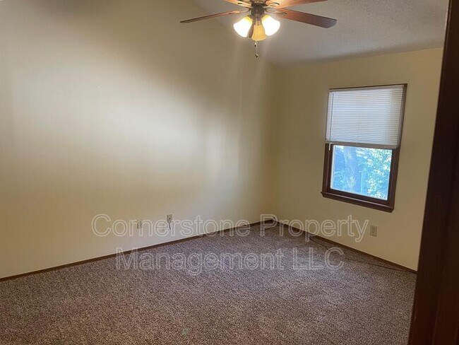 Building Photo - 807 Maple Ln