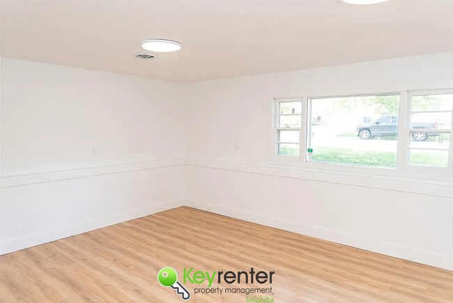 Building Photo - NOVEMBER FREE RENT!! Spacious 4-Bedroom / ...