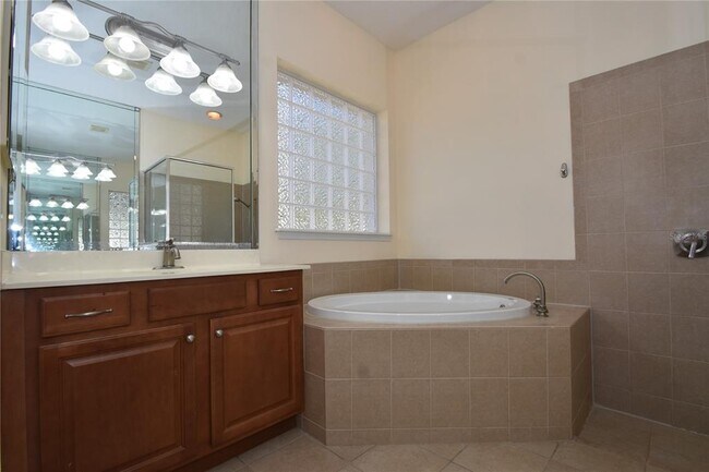 Building Photo - 17 N Village Dr