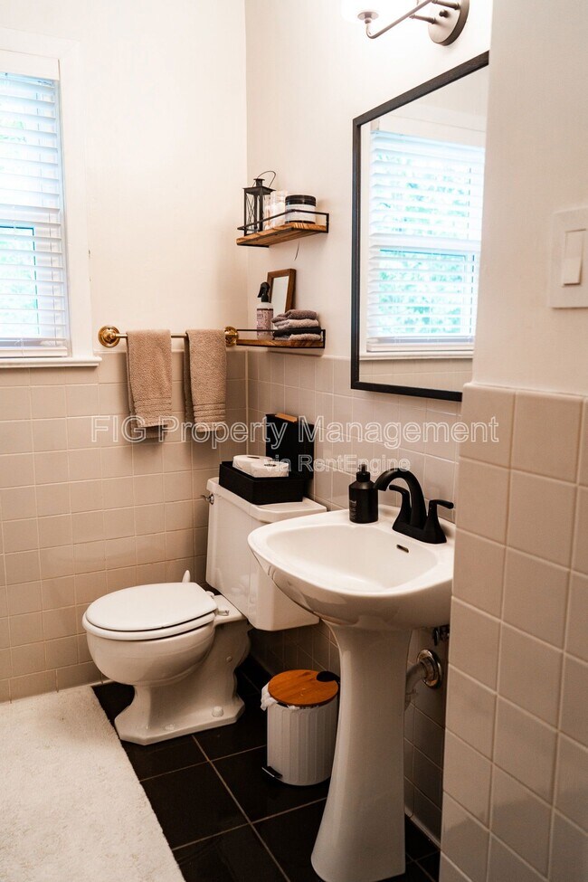 Building Photo - 3622 Hillvale Cir