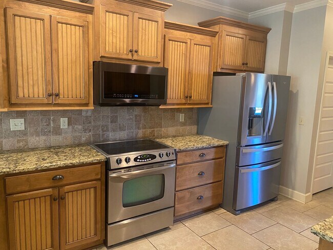 Building Photo - 3 bed / 2 bath Forest Glen