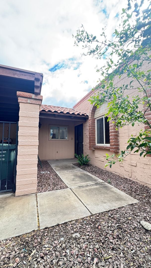 Building Photo - Central (Ft Lowell and Columbus) 3 bed, 2 bath condo, private front and back yards, carport a/c!