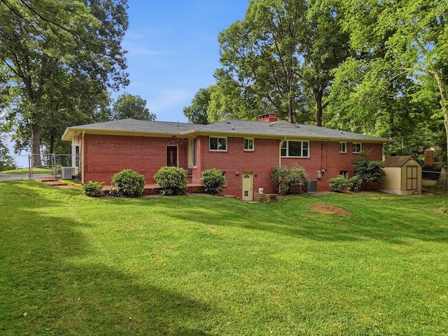 Building Photo - 205 S Palisades Dr