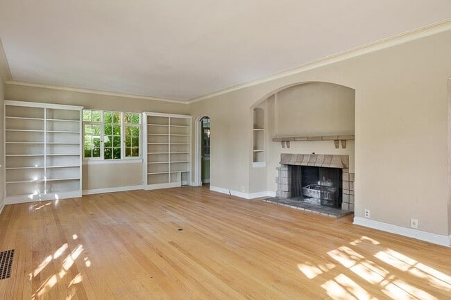 Building Photo - 618 S Harvey Ave