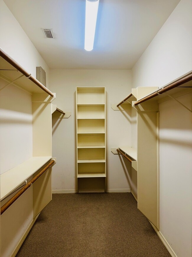 Building Photo - 1511 Beaconshire