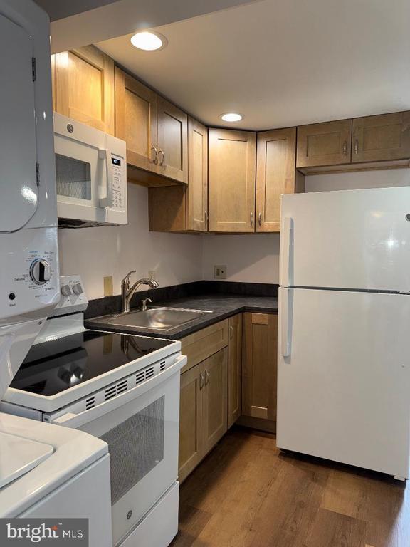 Building Photo - 6 N Main St