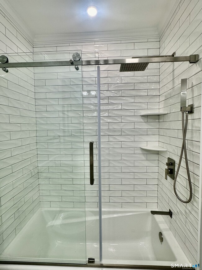 Building Photo - 123 East Ave