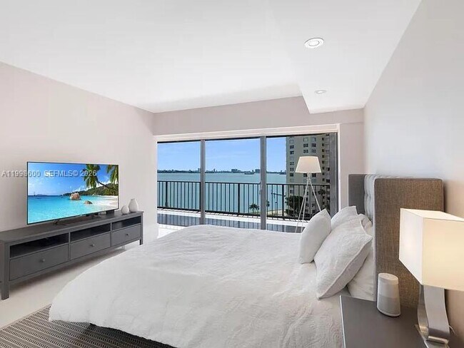 Building Photo - 1800 NE 114th St