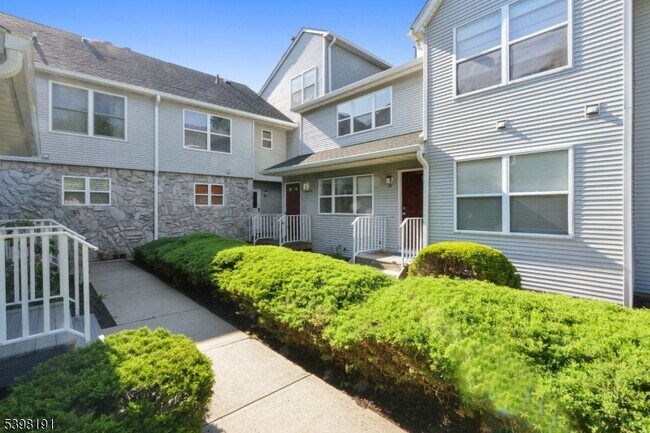 Building Photo - 28 Kensington Dr