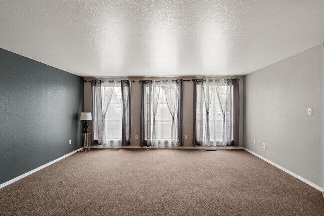 Building Photo - 2360 Temple Dr