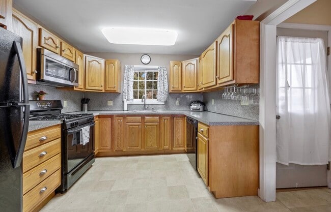 Building Photo - 204 Elliott Ave