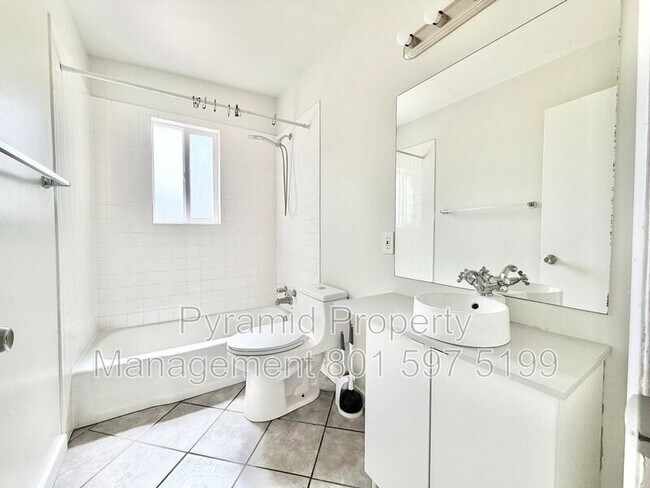 Building Photo - 724 30th St