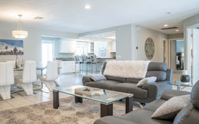 Building Photo - Racquet Club West, FURNISHED, Seasonal OR Long Term