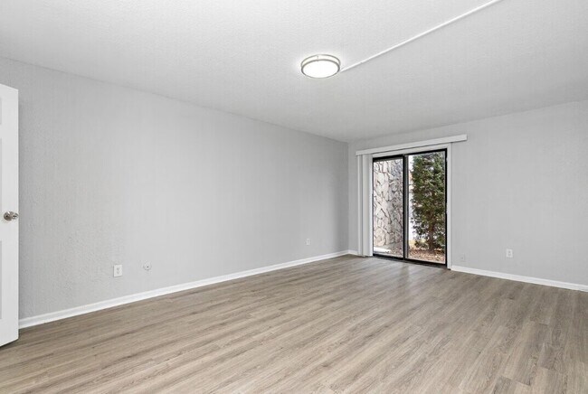 Building Photo - 5400-5600 E 84th Ter-32A