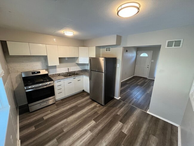 Building Photo - Recently Renovated Three Bedroom Move In R...