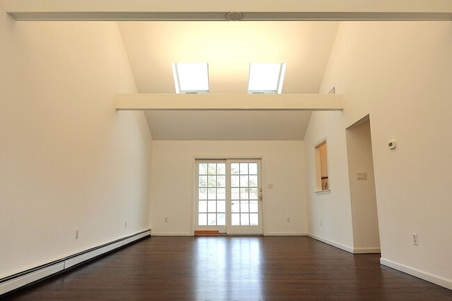 Building Photo - Updated 3 Bedroom / 2 Bath Home